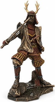 JAPANSK SAMURAI. Figur af ridder i traditionelt kostume med katana
