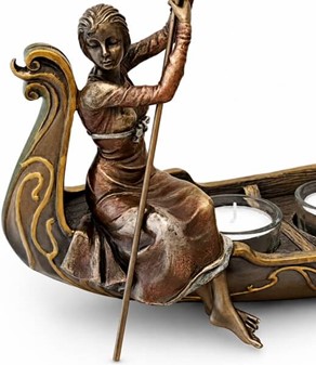 STUE DEKORATION, LYSESTAGE. Bronze figur, kvinde i venetiansk gondol
