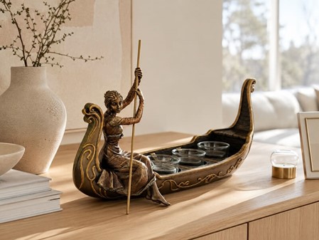 STUE DEKORATION, LYSESTAGE. Bronze figur, kvinde i venetiansk gondol