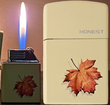Elegant seje lighter med ahornblad. Efterårsflair i lommen