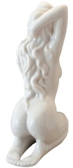 ROMANTISKE GAVER. Hvide porcelænsfigur af en nøgen kvinde