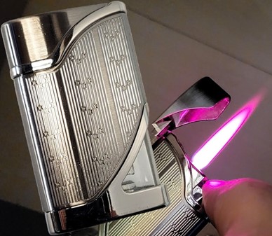 Oplev kraften i elegance. Den ultimative stormlighter med læderetui