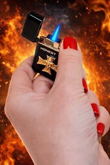 Sort Turbolighter med guldkors og kranium. Kvalitets gas lighter
