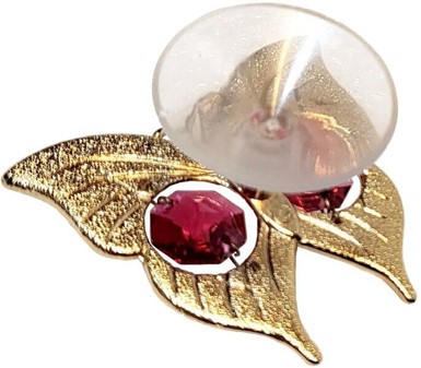 GOD VENINDEGAVE. Forgyldt sommerfugl med rød Swarovski krystaller
