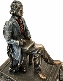 ROMANTISK GAVE. Dejlig figur med spilledåse - Ludwig Van Beethoven