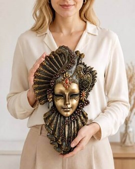 PYNT TIL VÆGGEN. Flot blomstret venetiansk maske i skulptur form