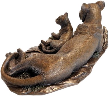 LØVE SKULPTUR. Pynteting til værelset, figur af løvinde med et barn