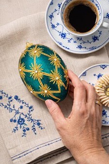 Håndmalet jule glas pynt i grøn Fabergé æg form. Julefigur H: 13 cm