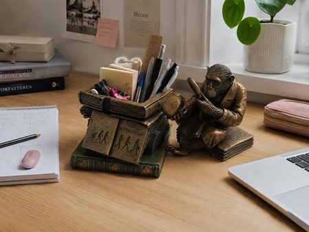 Den Oplyste Abe. Dekorativ figur med hemmelig æske og symbolik