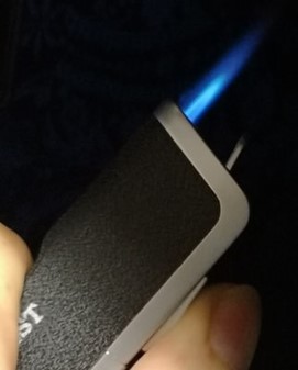 BILLIG LIGHTER. Smart genopfyldelig stormlighter i sort, på en snor