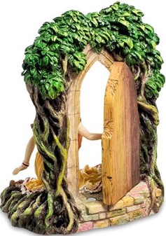 Magisk Fe-Statuette. Polyresin Figur af Smuk Fe ved Lysende Skovdør