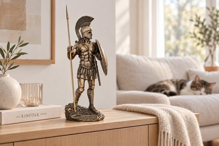 GODE IDEER TIL INDRETNING. Bronze figur af spartanske kriger med spyd