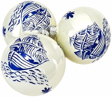 Jule glaskugle i hvid emalje porcelænsfarve med blå båd på kuglen. 8cm