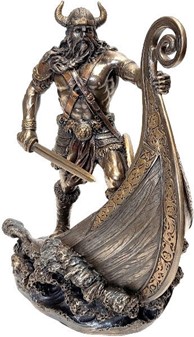 HISTORISKE FIGURER. Bronze figur af en Viking, der står på bådens bue