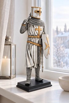 HISTORISK FIGUR. Stående crusader figur med økse og skjold