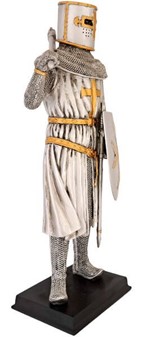 HISTORISK FIGUR. Stående crusader figur med økse og skjold