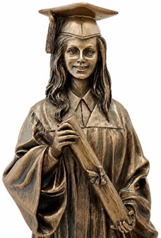 Kandidatgave til hende. Bronzefigur af pige i universitetshue og kappe