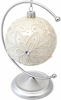 Julepynt butik. Polsk hvid julekugle med hvid dekoration. Ø 10 cm