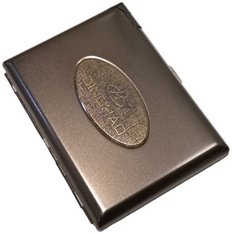 BILLIGE GAVER. Metal cigaretetuier til 20 cigaretter med lighter
