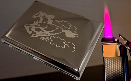 Elegant Grafitfarvet Cigaret Etui med Indbygget Lighter