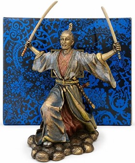 SAMURAI FIGUR. Bronze skulptur af japansk kriger med to sværd