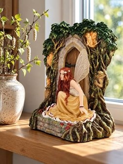 Magisk Fe-Statuette. Polyresin Figur af Smuk Fe ved Lysende Skovdør