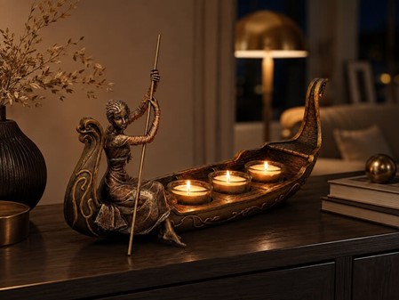 STUE DEKORATION, LYSESTAGE. Bronze figur, kvinde i venetiansk gondol
