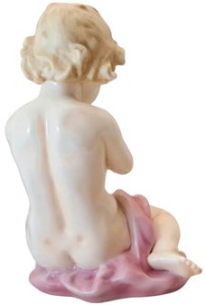 ENGEL FIGUR. Charmerende porcelæn figur. Et symbol på ro og skønhed
