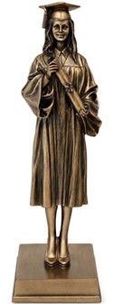 Kandidatgave til hende. Bronzefigur af pige i universitetshue og kappe