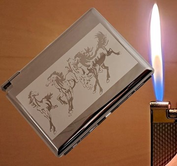 Cigaret etui metal med lighter. Elegant grafitdesign med heste