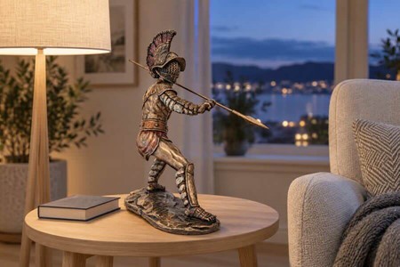 GLADIATOR FIGUR. en slave i kamp med spyd i arenaen det gamle Rom