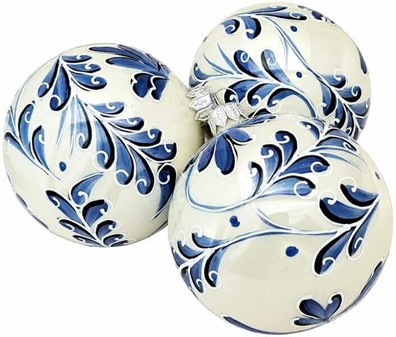 Polske julekugler i porcelænhvid med blå blomstermotiv. Ø 8 cm. 6 stk