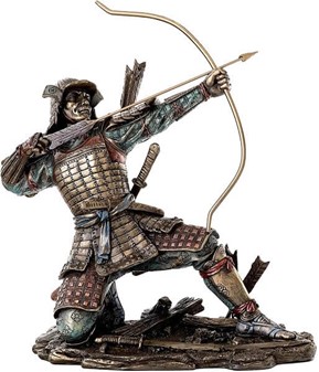 GAVE TIL HAM. Flot figur af Samurai kriger i fuld rustning med bue
