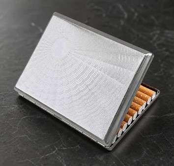 Cigaretetui i metal. Billigt, stilfuldt, perfekt til lange cigaretter