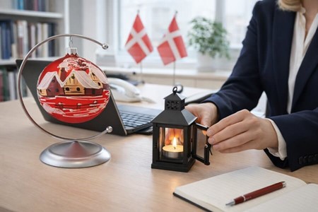 Jule glas lanterne i rød gennemsigtig mat med vinterhytter. Ø 10 cm