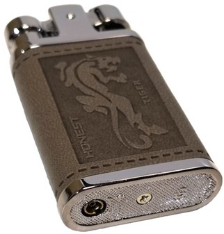 GAVE TIL MANDEN. Lighter i brun læderbinding med den kinesiske motiv