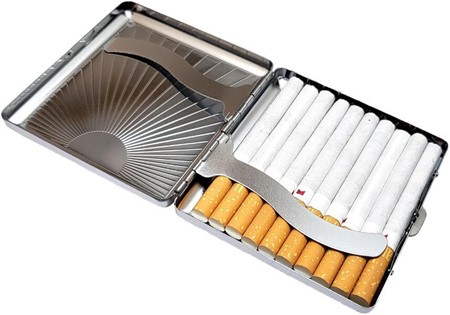 CIGARETETUI METAL. Billigt og stilfuldt tilbehør til rygeren