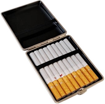 BILLIGE GAVER. Flot tyske cigaretetui af firben læder i rødbrun farve