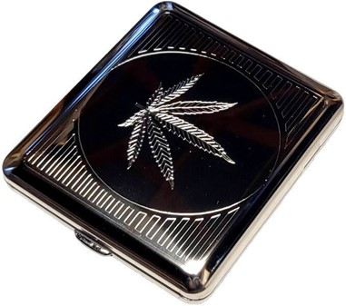 GAVE TIL BEDSTE VEN. Tyske cigaretetui metal med indgraveret Cannabis