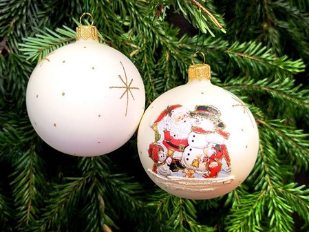 Glas julekugler fra Polen i hvid med flot julemotiv. Ø 8 cm, 6 stk
