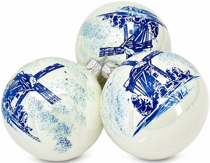 Billig julepynt. Julekugler i porcelæn hvid med hollandsk vindmølle