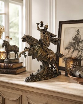 Majestætisk bronzefigur af middelalder ridder på hest. Til stuepynt