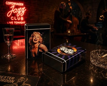 Cigaretetui Metal med Marilyn Monroe og Lucky Dice. To stk i Sæt