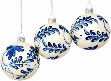 Polske julekugler i porcelænhvid med blå blomstermotiv. Ø 8 cm. 6 stk