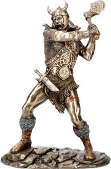 Viking figur. Bronzefigur af mægtige kriger, der svinger sin økse