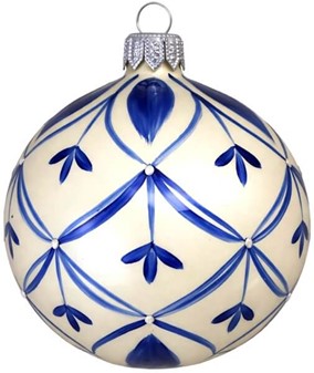 Glas juletræskugle i porcelænhvid med et blåt mønster. Ø 8 cm. 6 stk
