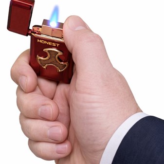 Unik rød turbo lighter. Elegant gave til hende med kraftig flamme