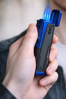 Sort blå cigar lighter. Stormlighter med kraftig firedobbelt flamme