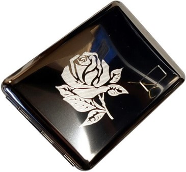 GAVE TIL HENDE. Cigaretetui metal med rose, til lange cigaretter