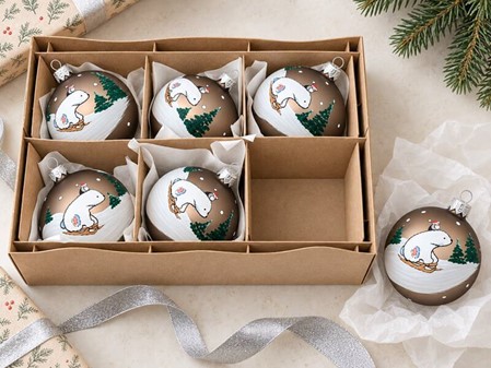 Sjove julekugler i mørkegrå med en hvid bjørn på kælk. Ø 8 cm, 6 stk